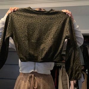 Long sleeves dark green leopard top